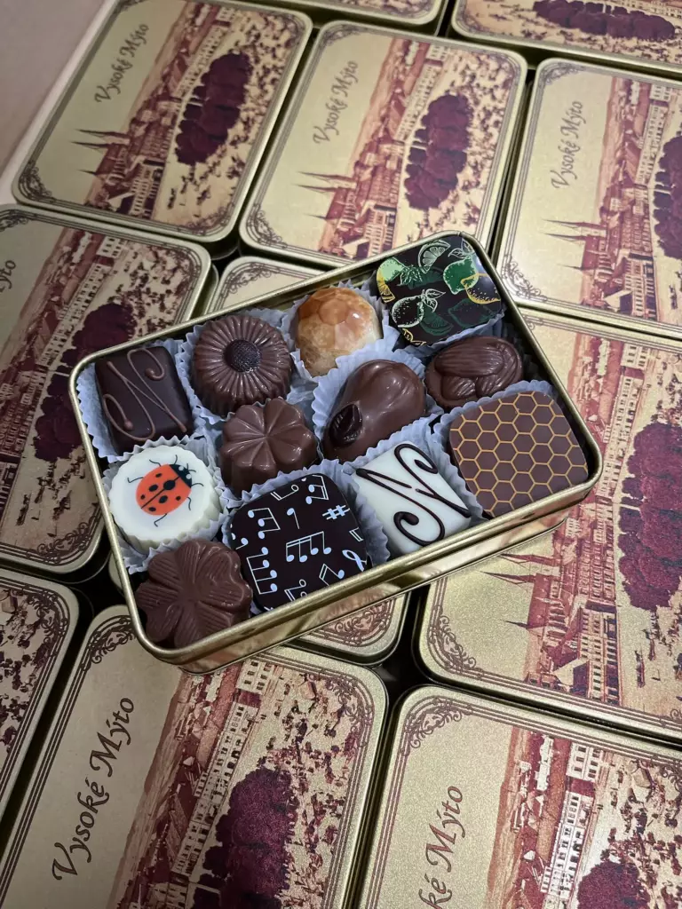 Pralinka Beruška je z bílé belgické čokolády plněná karamelem s meruňkou.