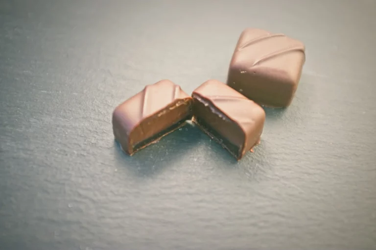 Pralinka Černý rybíz je z hořké belgické čokolády s černo rybízovým želém a čokoládovou vrstvou.