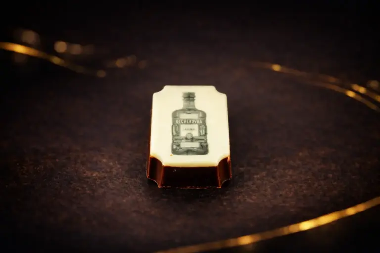 Pralinka Becherovka je z hořké belgické čokolády s ganache s příchutí becherovky.