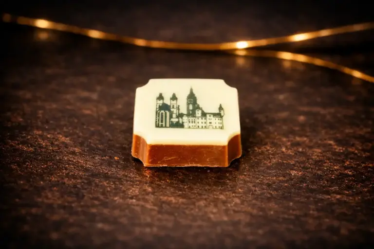 Pralinka Hradec Králové je z mléčné belgické čokolády s jemným lískooříškovým krémem praliné.