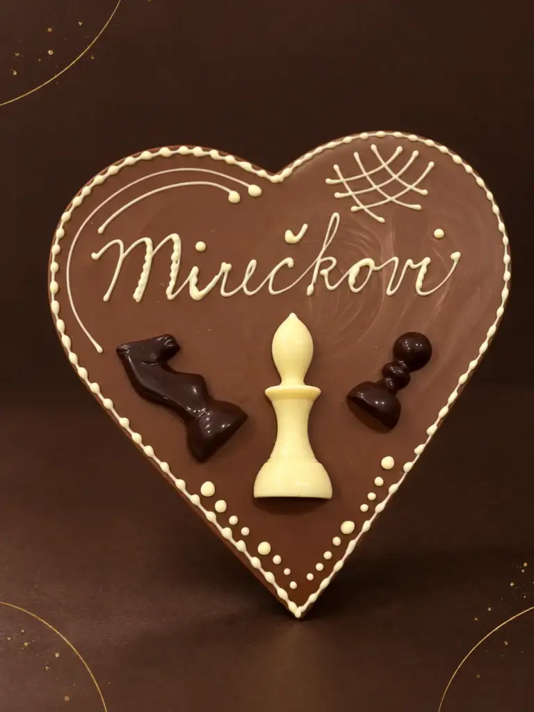 Čokoládové srdce se jménem a šachovými figurkami