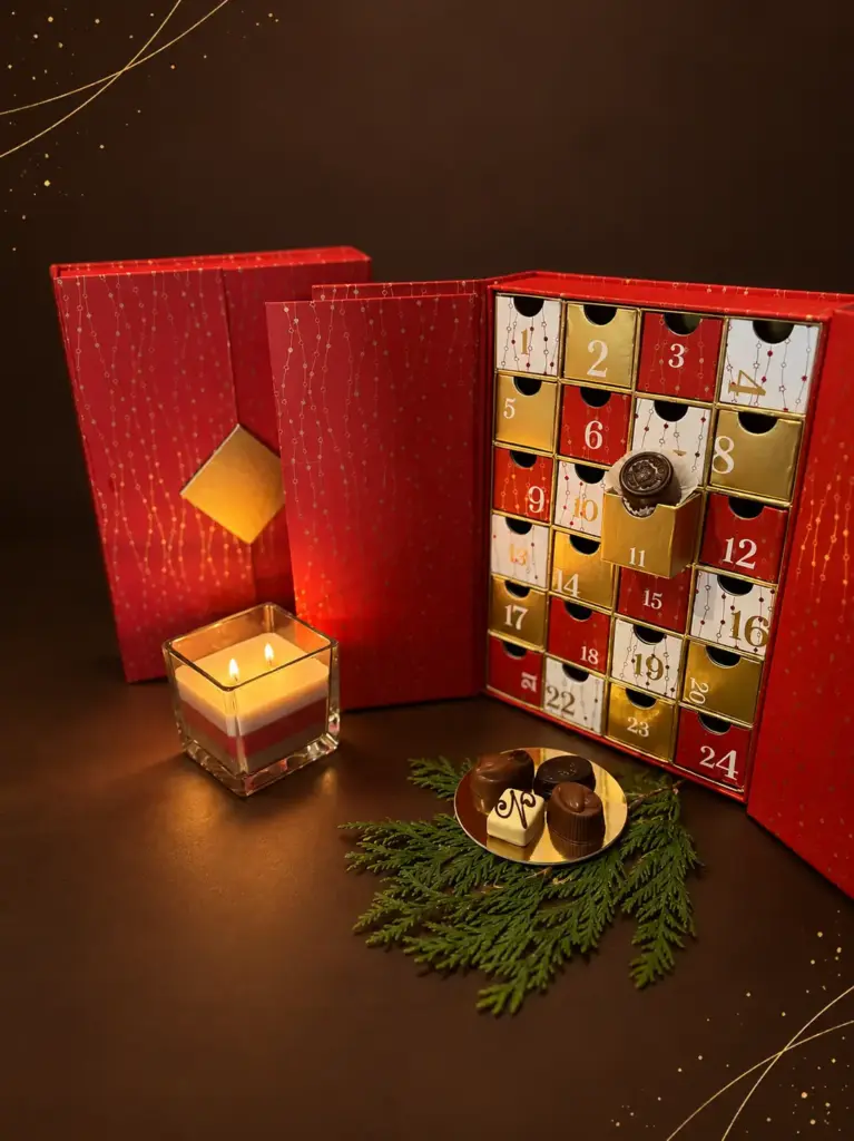 Červený adventní kalendář s pralinkami