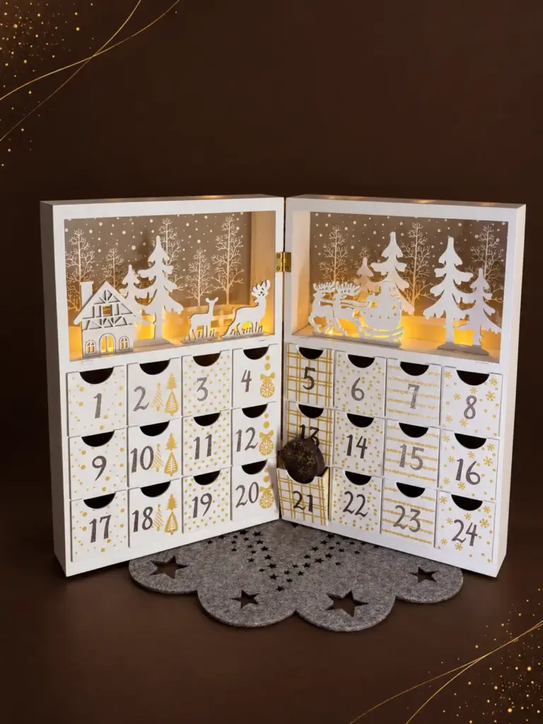 Bílý adventní kalendář se zimní krajinou