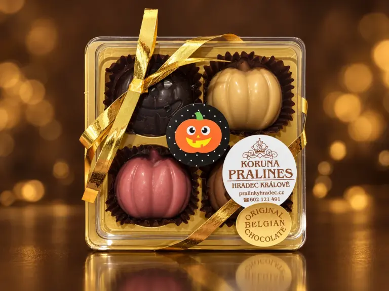 Halloween blistr se čtyřmi pralinkami ve tvaru dýní a zlatou stuhou.
